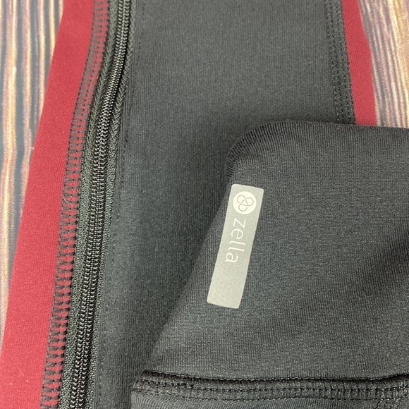 Zella Black & Maroon Color Block Leggings With Mesh & Leg Zipper Details- Sz XS - Picture 2 of 8